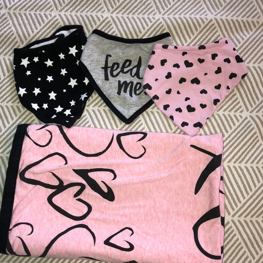 Blanket and 3 bibs set
